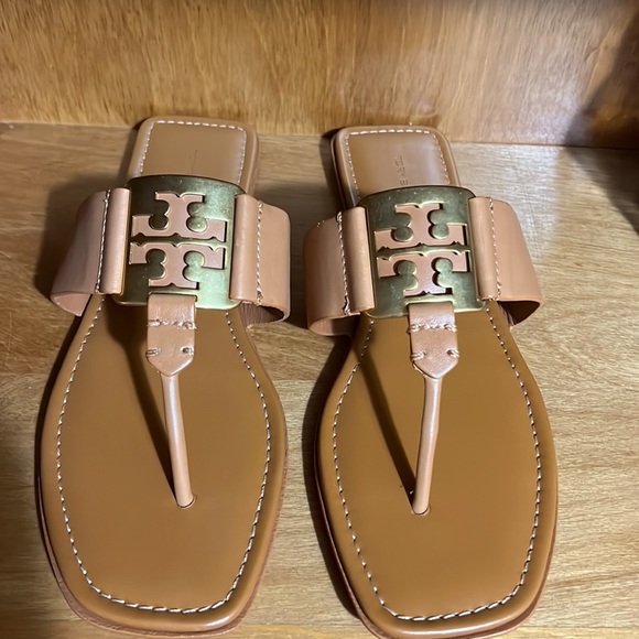 New never worn TORY BURCH Women Georgie Gold Logo Leather Sandals - Picture 2 of 6